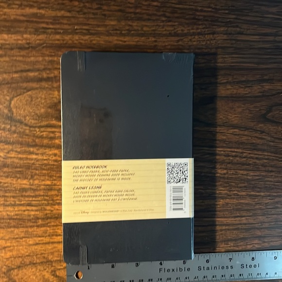 Mickey Mouse Moleskine Ruled Notebook with Mickey Mouse Drawing Guide included - Picture 4 of 5